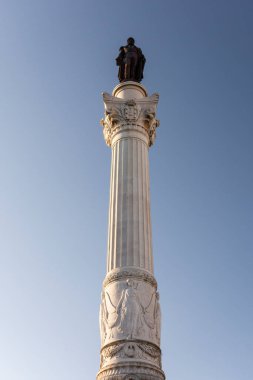 Lizbon, Portekiz 'deki halka açık meydandaki tarihi anıta güzel bir manzara