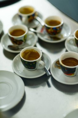 Çamur boş espresso kahve kapuçino bardaklarını kapatıyordu.