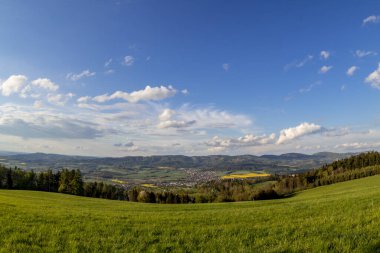 Güneşli bir öğleden sonra boyunca Beskydy Dağları 'nın dağlık bölgesinde bir sürü bulutlu manzara.