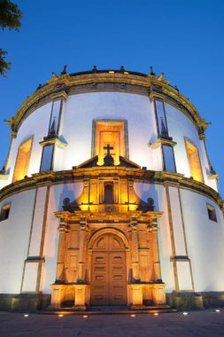 Porto 'daki Serra do Pilar Manastırı' nın gece manzarası..