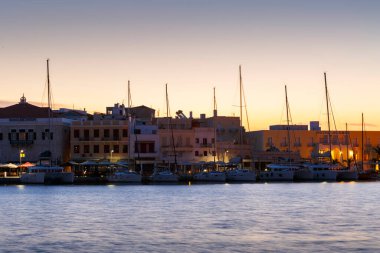 Akdeniz limanının akşamları manzarası