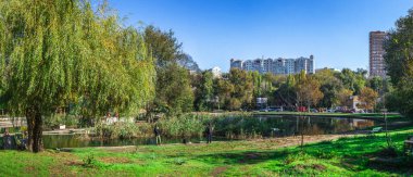Odessa, Ukrayna 10.30.2019. Güneşli bir sonbahar gününde Odessa, Ukrayna 'da terk edilmiş Dukovsky parkı.
