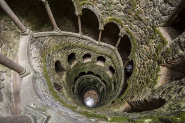 Quinta da Regaleira, Sintra, Lizbon, Portekiz yakınlarındaki eski tarihi kuleye güzel bir manzara