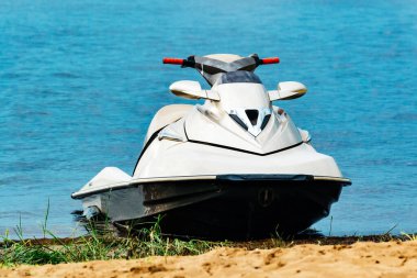 Sahilde küçük Motorlu tekne.