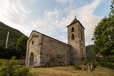 Coll decla 'daki Romanesk Assumption Kilisesi' nin yanındaki mezarlıkta.