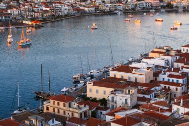 Moreloponese yarımadasındaki Poros Adası ve Galatas köyünün havadan görünüşü