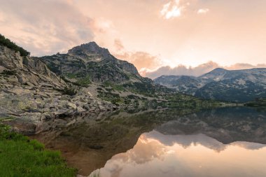 Bulgaristan 'ın Bezbog kentindeki Popovo Gölü ve yazın dağların yansıması.
