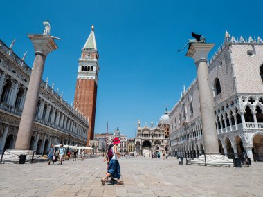 Venedik, İtalya - Temmuz 2020. Turistler yavaş yavaş terk edilmiş Venedik 'e geri döndüler. 19. kapalı şehir oteller, barlar, dükkanlar kapalı ve gondolcular gibi küçük işletmeler boş kaldıkça hayatta kalmak için mücadele ediyorlar..