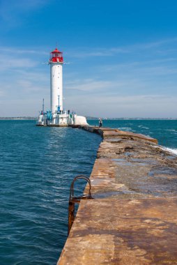 Odessa, Ukrayna 06.06.2020. Güneşli bir yaz gününde, Odessa limanının girişindeki deniz feneri.
