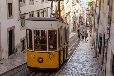 Lizbon, Portekiz 'in merkezindeki tarihi tramvay asansörü ve binaların güzel manzarası
