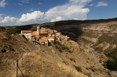 Caada de Benatan 'ın küçük Maestrazgo köyünün panoramik manzarası 