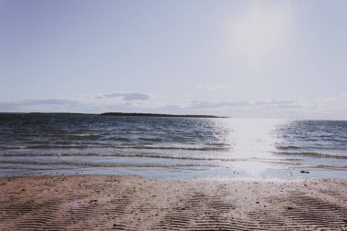 Beyaz kumsalda manzara günbatımı