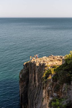 Lizbon, Portekiz yakınlarındaki Cascais 'deki okyanus kayalıklarının güzel manzarası.
