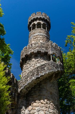 Portekiz, Lizbon yakınlarındaki Quinta da Regaleira, Sintra bahçesindeki eski tarihi kale kulesine güzel bir manzara.
