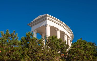 Chernomorsk, Ukrayna 08.22.2020. Çernomorsk şehrinde güneşli bir yaz sabahı Colonnade ve Obelisk of Glory