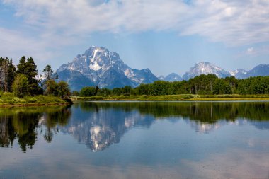 Göl ve dağlarla dolu güzel bir manzara.
