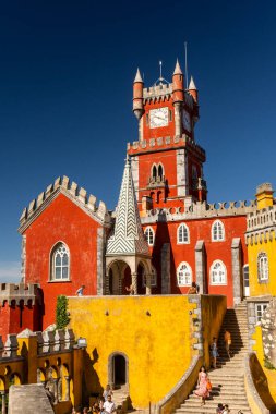 Lizbon, Portekiz yakınlarındaki Sintra 'daki eski renkli kalenin güzel manzarası