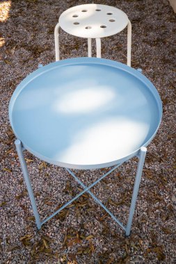 Basit mobilya seti ve stok fotoğrafıyla en az kafein dış dekorasyonu.