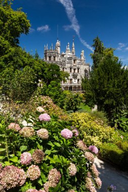 Eski tarihi sarayın ve Lizbon yakınlarındaki Quinta da Regaleira, Sintra 'da yeşil ağaçlı kulelerin güzel manzarası.