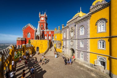 Lizbon, Portekiz yakınlarındaki Sintra 'daki eski renkli kalenin güzel manzarası