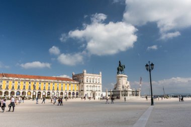 Comercio halk meydanındaki tarihi şehir binaları ve anıtlarına güzel bir manzara, Lizbon, Portekiz şehir merkezi