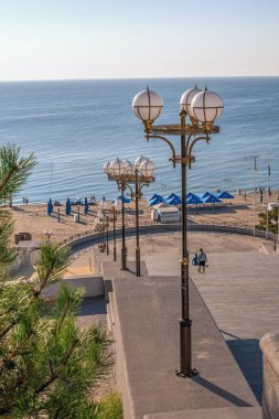 Chernomorsk, Ukrayna 08.22.2020. Deniz Merdivenleri, güneşli bir yaz sabahında, deniz kenarındaki parktan halk plajına kadar...