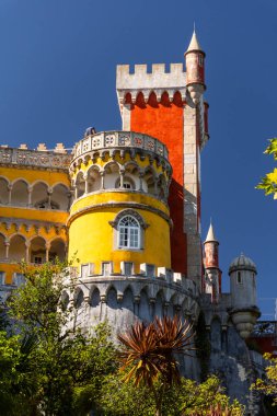 Lizbon, Portekiz yakınlarındaki Sintra 'daki eski renkli kalenin güzel manzarası