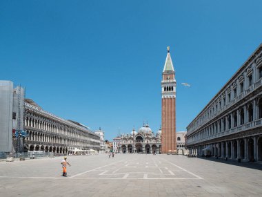 Venedik, İtalya - Temmuz 2020. Turistler yavaş yavaş terk edilmiş Venedik 'e geri döndüler. 19. kapalı şehir oteller, barlar, dükkanlar kapalı ve gondolcular gibi küçük işletmeler boş kaldıkça hayatta kalmak için mücadele ediyorlar..