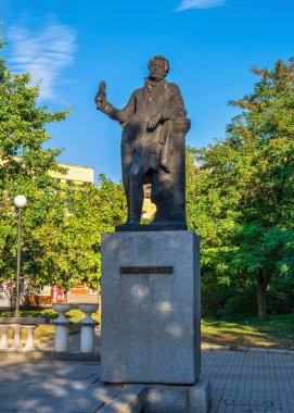 Berdyansk, Ukrayna 07.23.2020. Ukrayna 'nın Berdyansk şehrinde bir yaz sabahı Alexander Puşkin anıtı