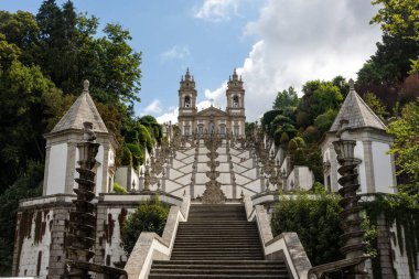 Bom Jesus do Monte Kilisesi, Braga, Portekiz 'in eski tarihi merdivenlerinin güzel manzarası