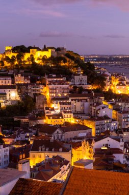Lizbon, Portekiz 'in merkezindeki tarihi şehir binaları ve şatoya güzel bir manzara