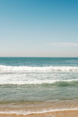 Berrak bir günde Huzurlu Okyanus