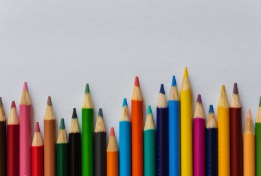 Beyaz arkaplanda renkli kalemler