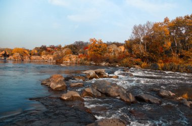 Fırtınalı nehir taşların üzerinde yuvarlanıyor