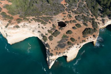 Doğadaki güzel deniz kıyısının havadan görünüşü