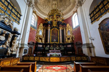 Krakow, Polonya - 23 Ağustos 2018: Aziz Petrus ve Paul Kilisesi sunağı Polonya 'nın eski Krakow kentinde