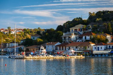 Yunanistan 'ın Meganisi adasındaki Vathy limanının manzarası.