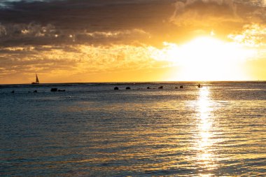 Denizin üzerinde güzel bir gün batımı