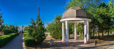 Chernomorsk, Ukrayna 08.22.2020. Güneşli bir yaz sabahında Chernomorsk 'ta deniz kenarında bir park ve bulvar.