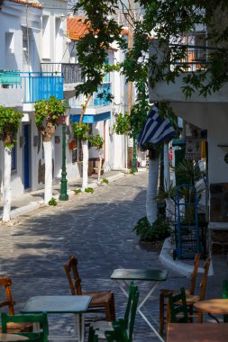 Fourni, Yunanistan - 01 Mayıs 2018: Yunanistan 'ın Fourni kentinin ana meydanındaki kafeler.