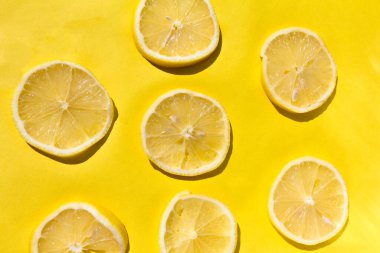 Sarı arkaplanda limon dilimlerini kapat