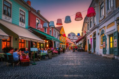 Szentendre, Macaristan - 17 Ağustos 2018: Macaristan 'ın Szentendre kentindeki restoranlar ve kafelerde insanlar