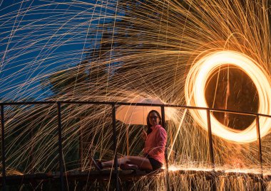Uzun saçlı ve siyah şapkalı bir kadın.