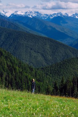 Sırt çantalı genç bayan dağda