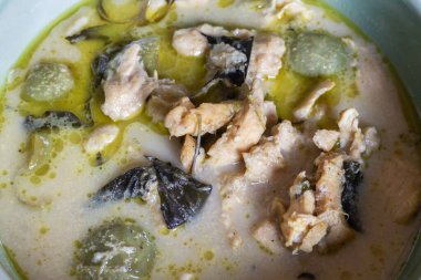 Tayland tavuğu yeşil köri servisi, stok fotoğrafı.