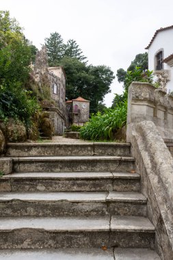 Lizbon, Portekiz yakınlarındaki Sintra 'daki tarihi Quinta da Regaleira konakları ve evleri için güzel bir manzara
