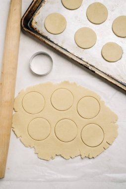 Pişirmek için hamur ile kurabiye pişirmek