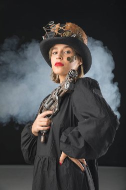 Şapkalı ve silahlı steampunk kadın.