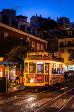 Lizbon, Portekiz 'in merkezindeki tarihi tramvay ve binalara güzel bir manzara