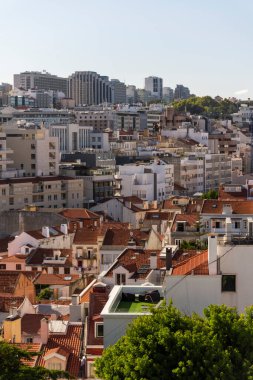 Lizbon, Portekiz 'in merkezindeki eski tarihi şehir binalarına güzel manzara